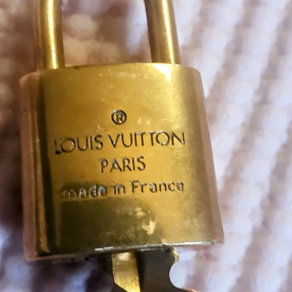 Louis Vuitton Lock and Key  #303 - Picture 5 of 10